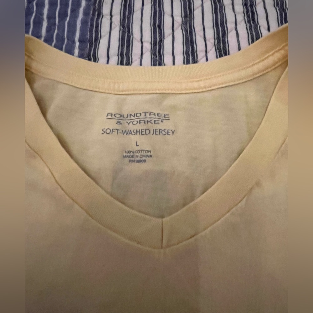 Roundtree & York X-LARGE v-neck yellow 100% cotton shirt. - Picture 2 of 4